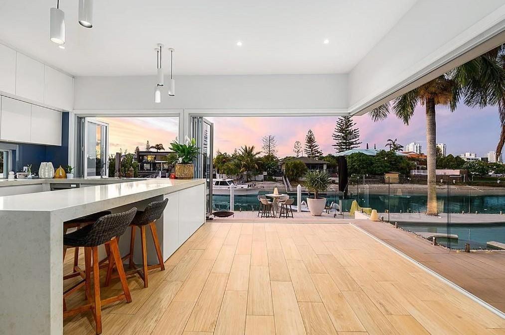 Capri Executive Waterfront - 5 Bedrooms - Heated Pool And Gold Coast