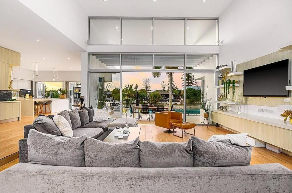 Capri Executive Waterfront - 5 Bedrooms - Heated Pool And