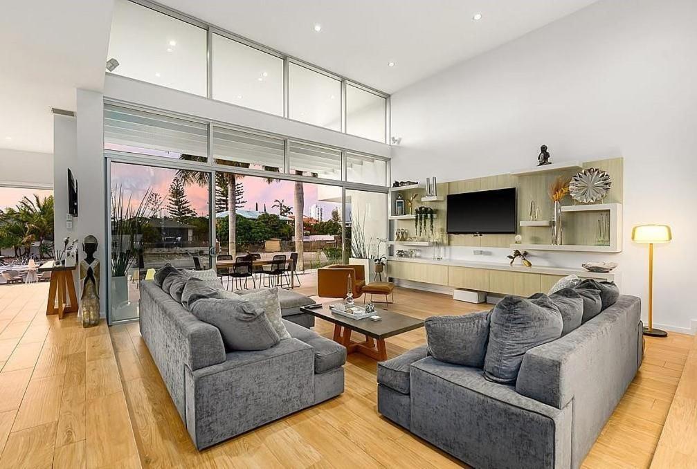 Capri Executive Waterfront - 5 Bedrooms - Heated Pool And Holiday home *