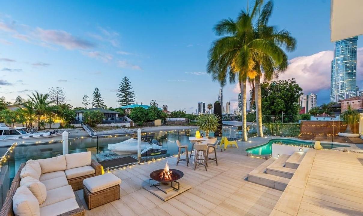 Holiday home Capri Executive Waterfront - 5 Bedrooms - Heated Pool And