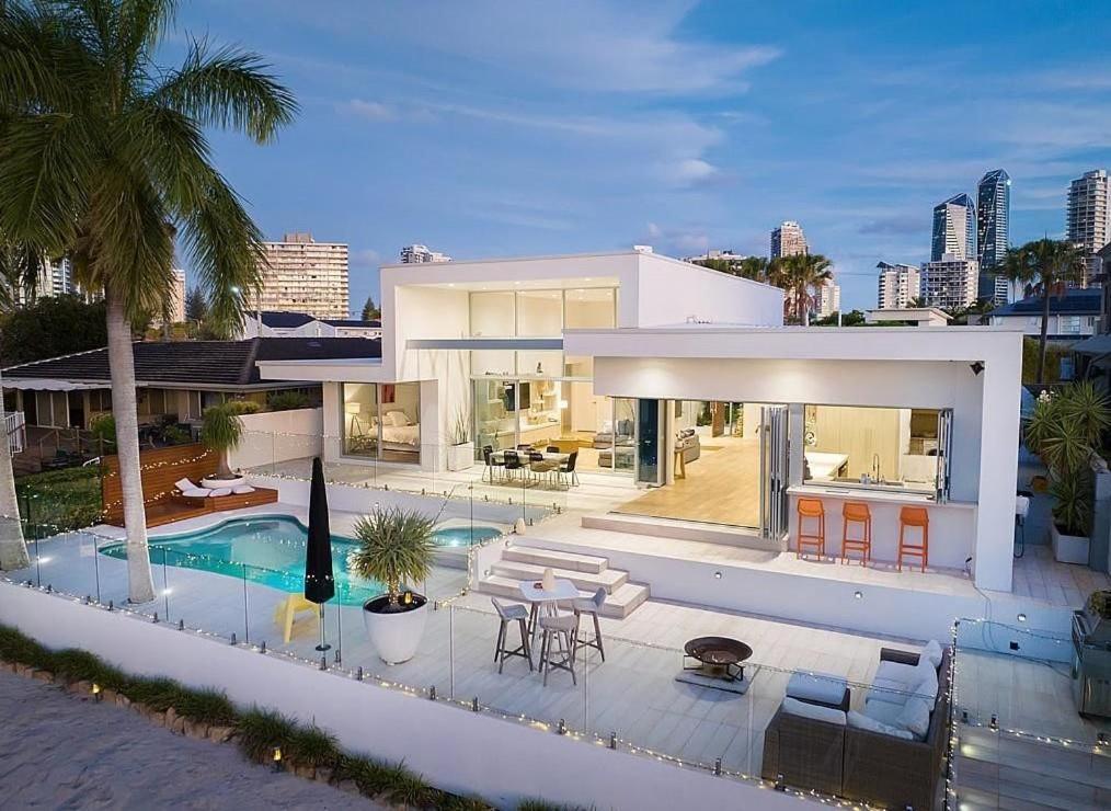 Capri Executive Waterfront - 5 Bedrooms - Heated Pool And *