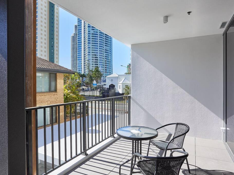 One Bedroom In Center Surfers Paradise Apartment