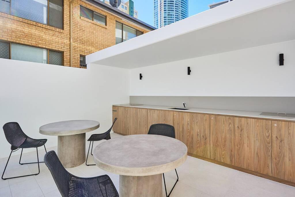 Apartment One Bedroom In Center Surfers Paradise *