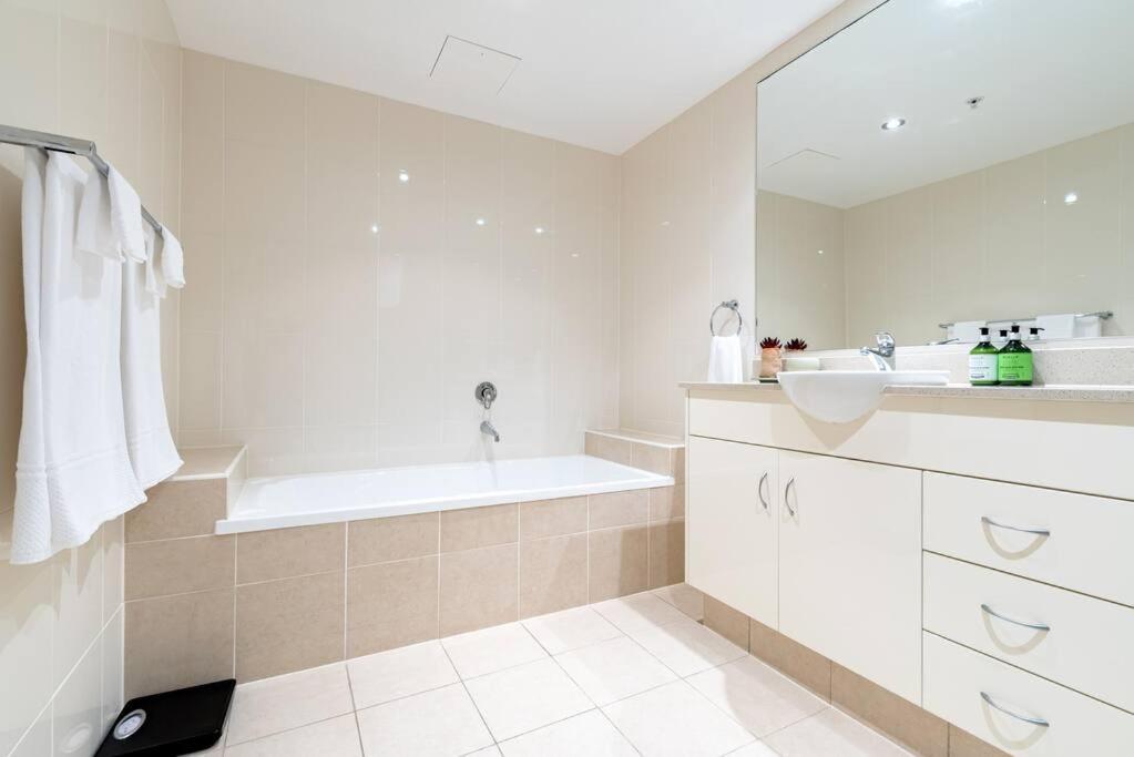 Southport Sea Views - Shores * Gold Coast