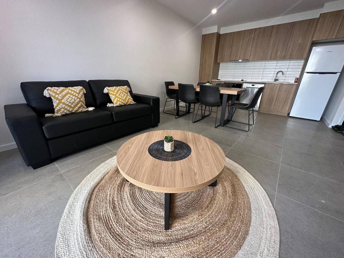 3bd 1 Block From Brand New *