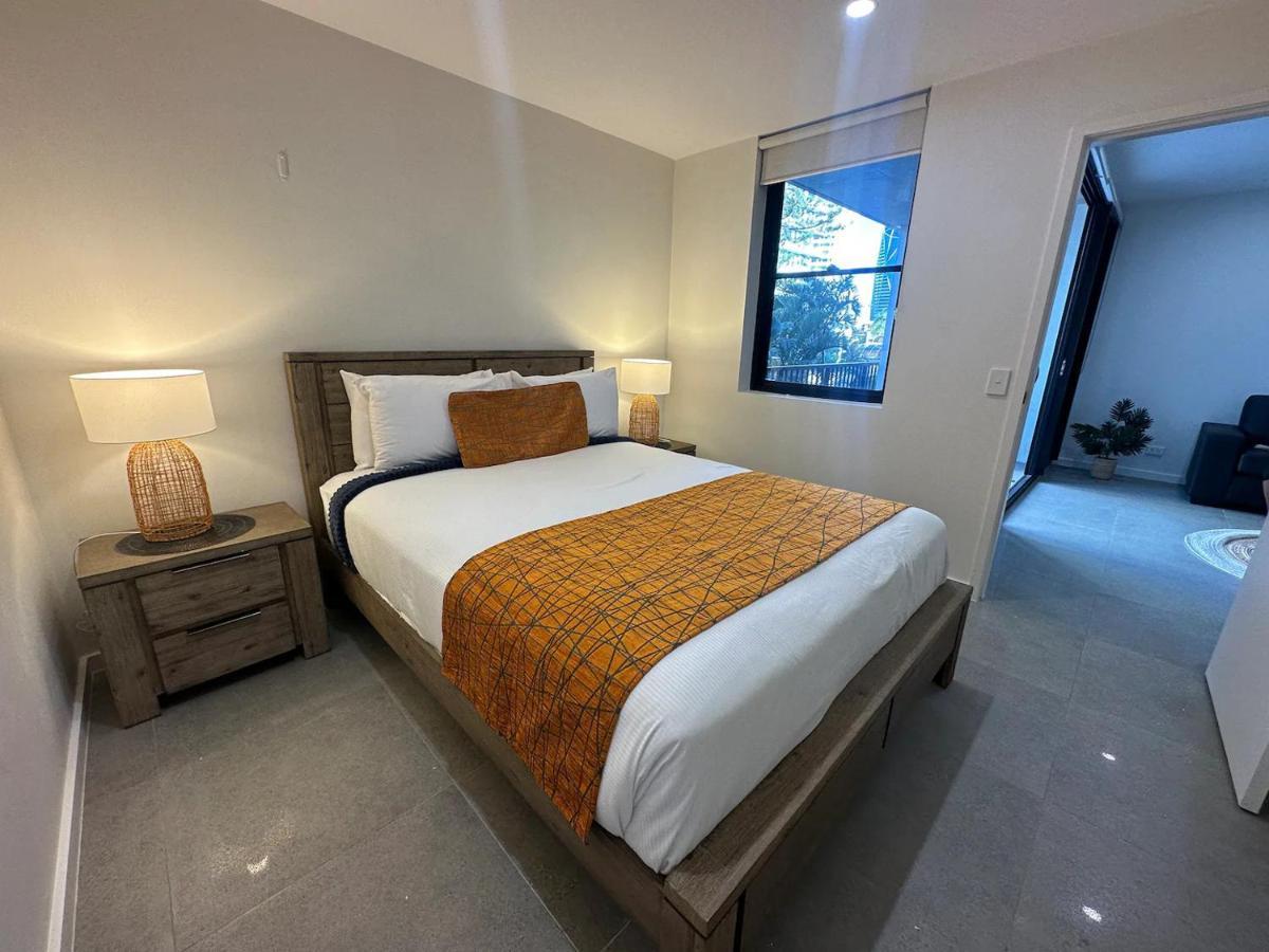 3bd 1 Block From Brand New * Gold Coast