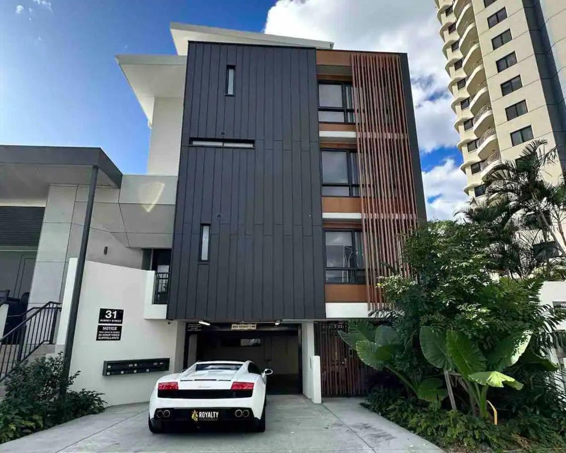 Apartment 3bd 1 Block From Brand New