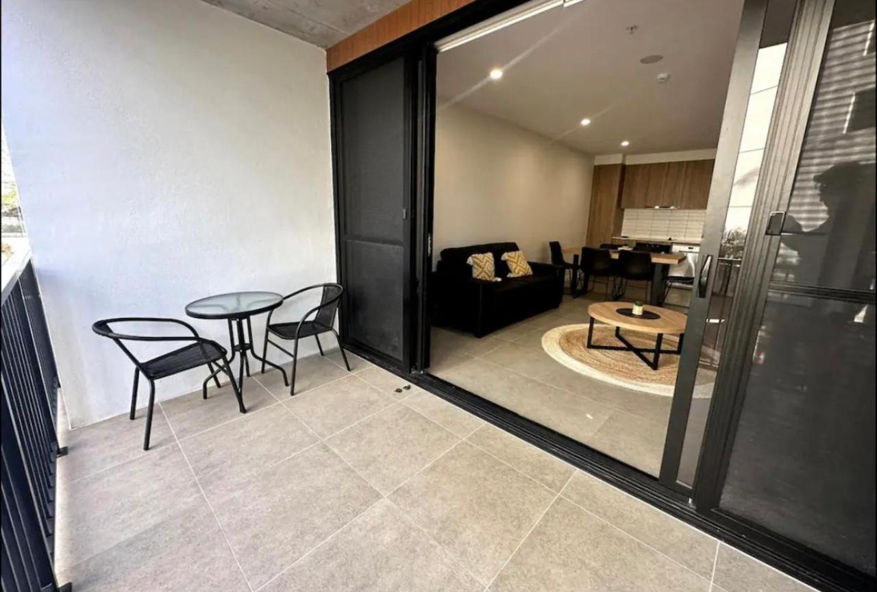 3bd 1 Block From Brand New * Gold Coast