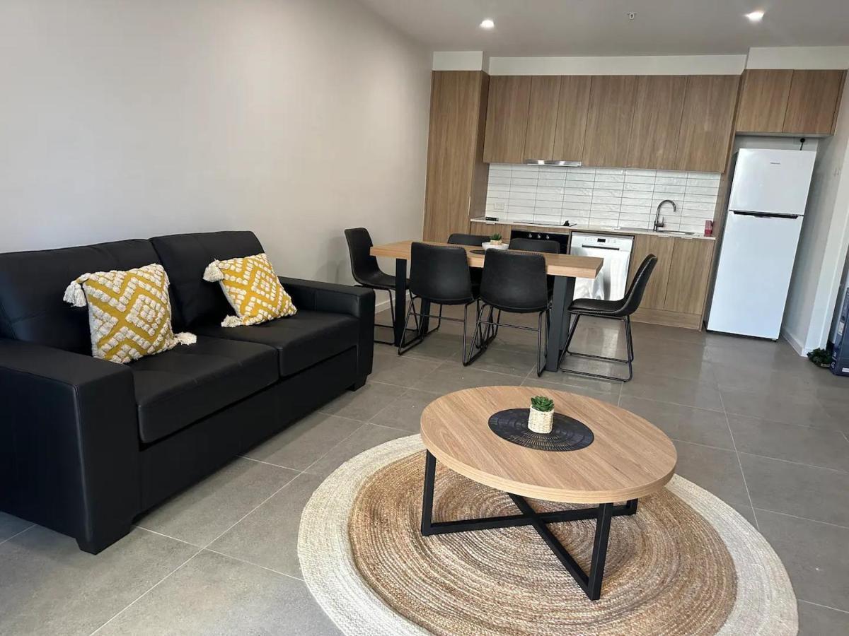 3bd 1 Block From Brand New