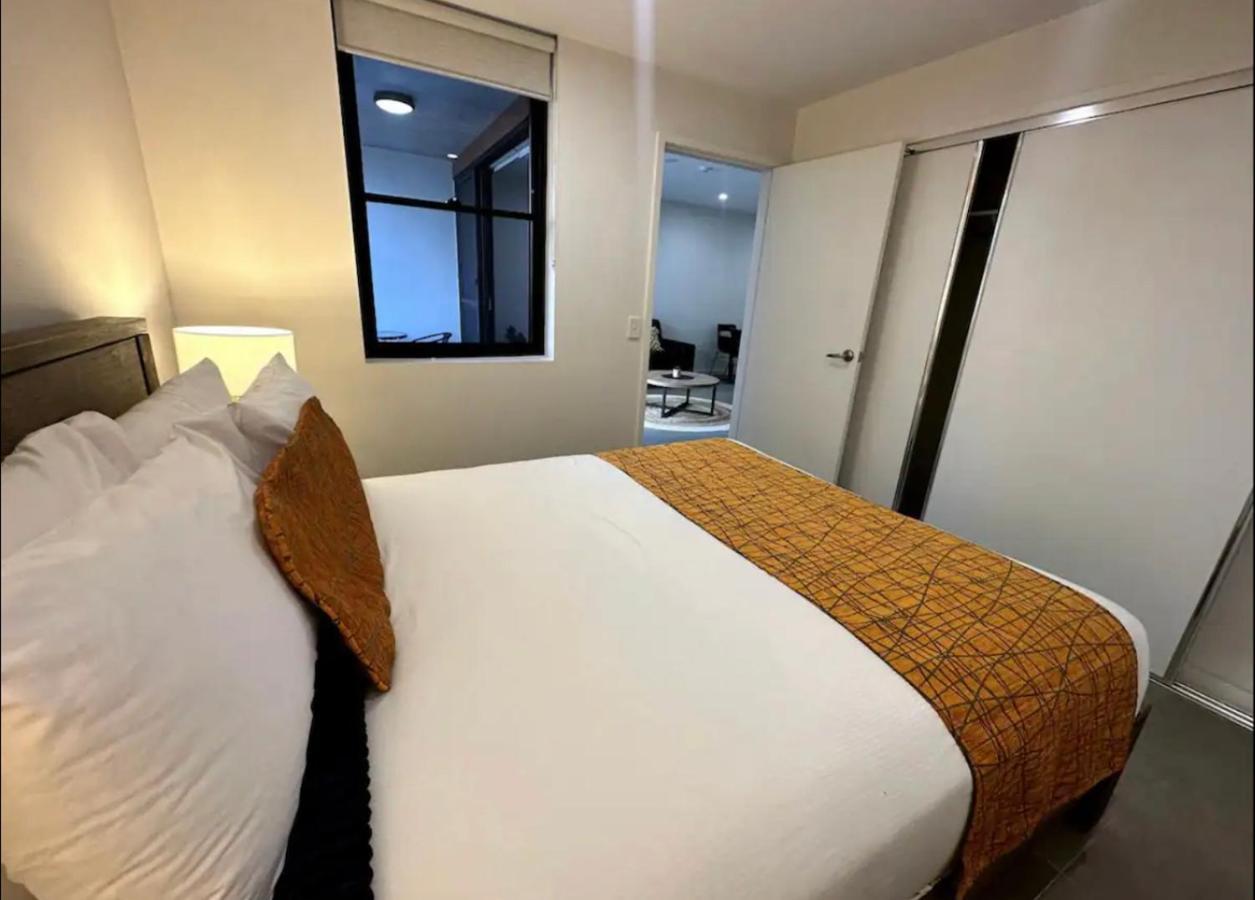 Apartment 3bd 1 Block From Brand New Gold Coast