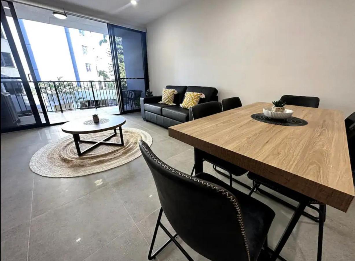 3bd 1 Block From Brand New Apartment Gold Coast