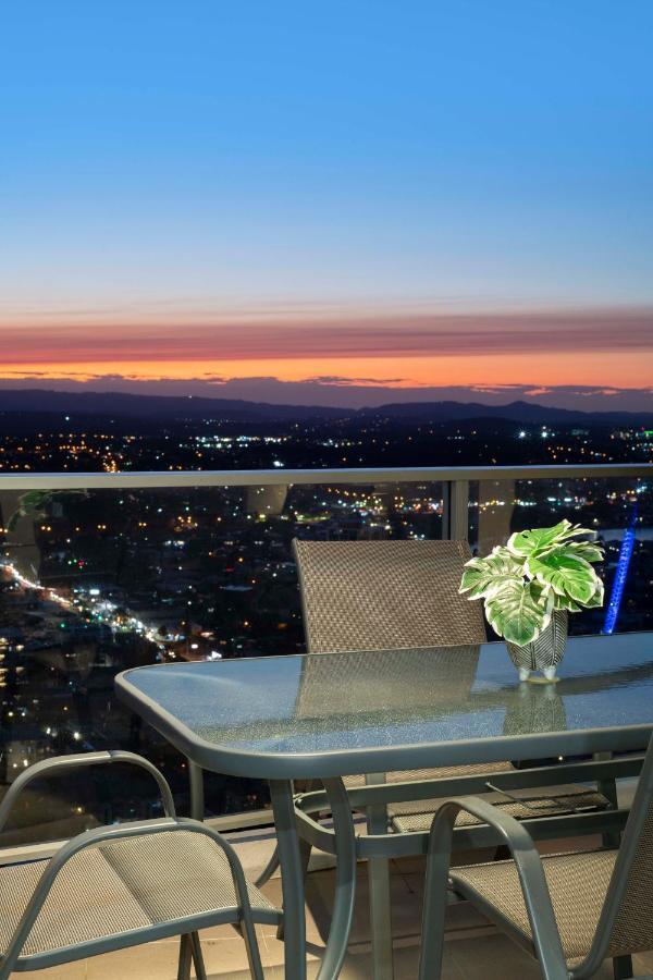 Hinterland View - Circle On Cavill - Self Contained, Privately Managed Apartment