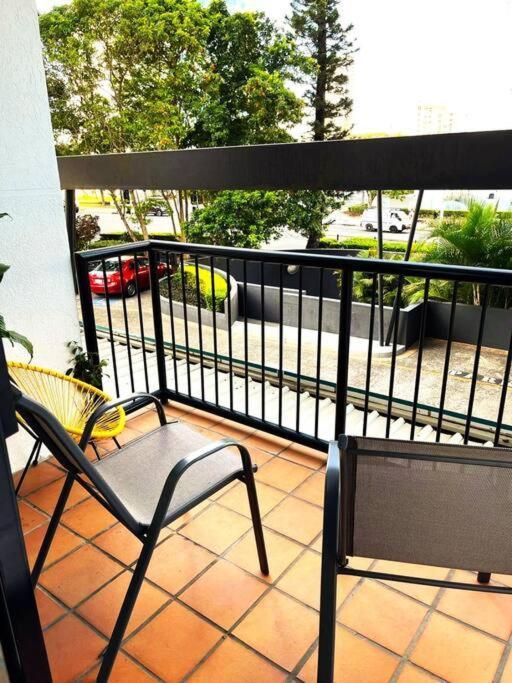 Relaxing One Bedroom In The Heart Of Broadbeach - Cafe Onsite - Free Parking-pool-tennis-sauna