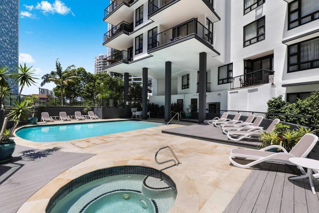 Apartment Relaxing One Bedroom In The Heart Of Broadbeach - Cafe Onsite - Free Parking-pool-tennis-sauna *