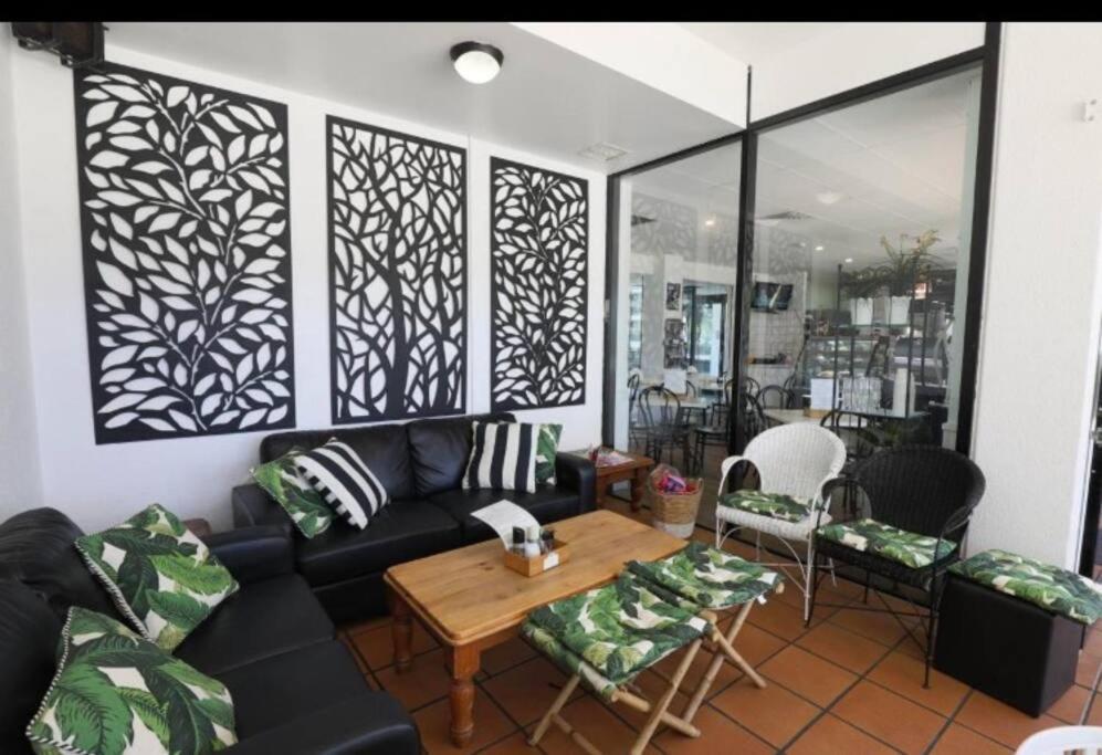 Relaxing One Bedroom In The Heart Of Broadbeach - Cafe Onsite - Free Parking-pool-tennis-sauna *