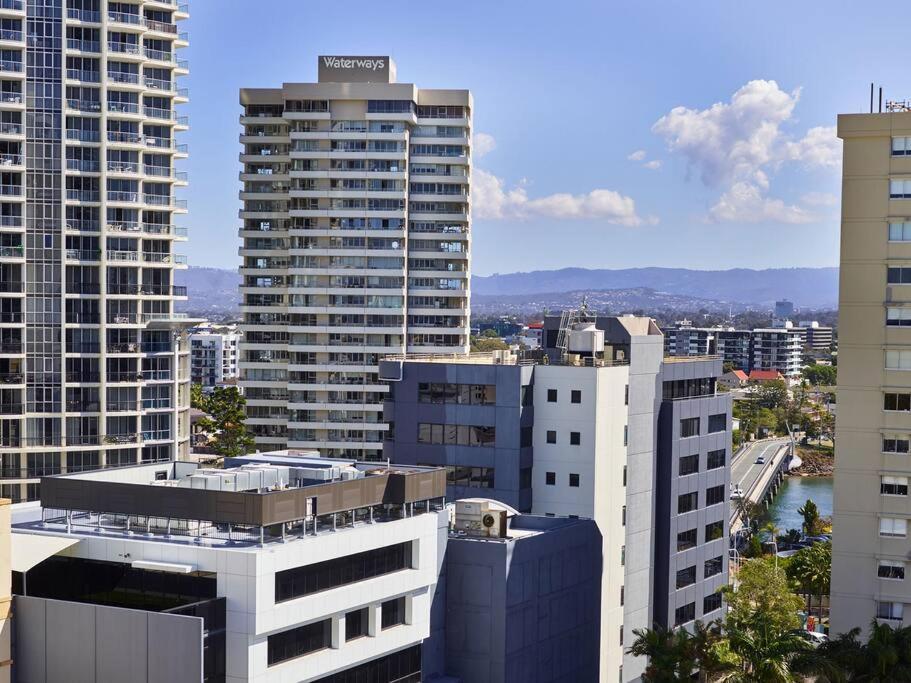 Apartment In The Heart Of Surfers *