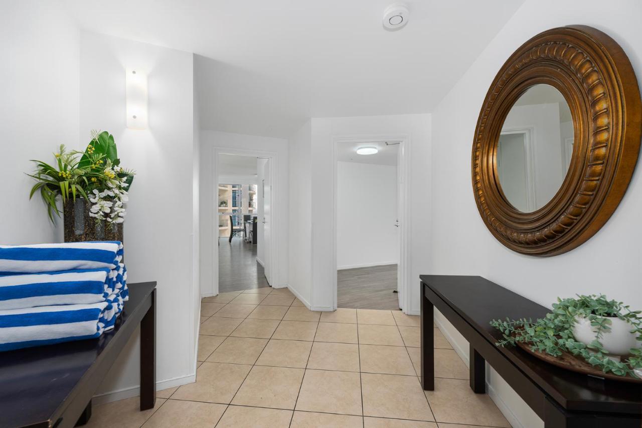 New Chevron Ocean Views Surfers. Apartment