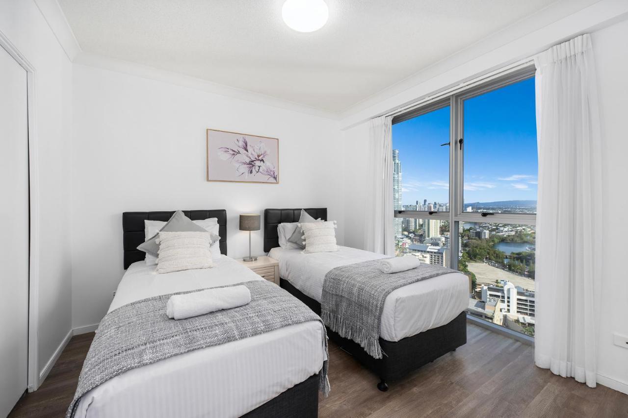 New Chevron Ocean Views Surfers. Apartment
