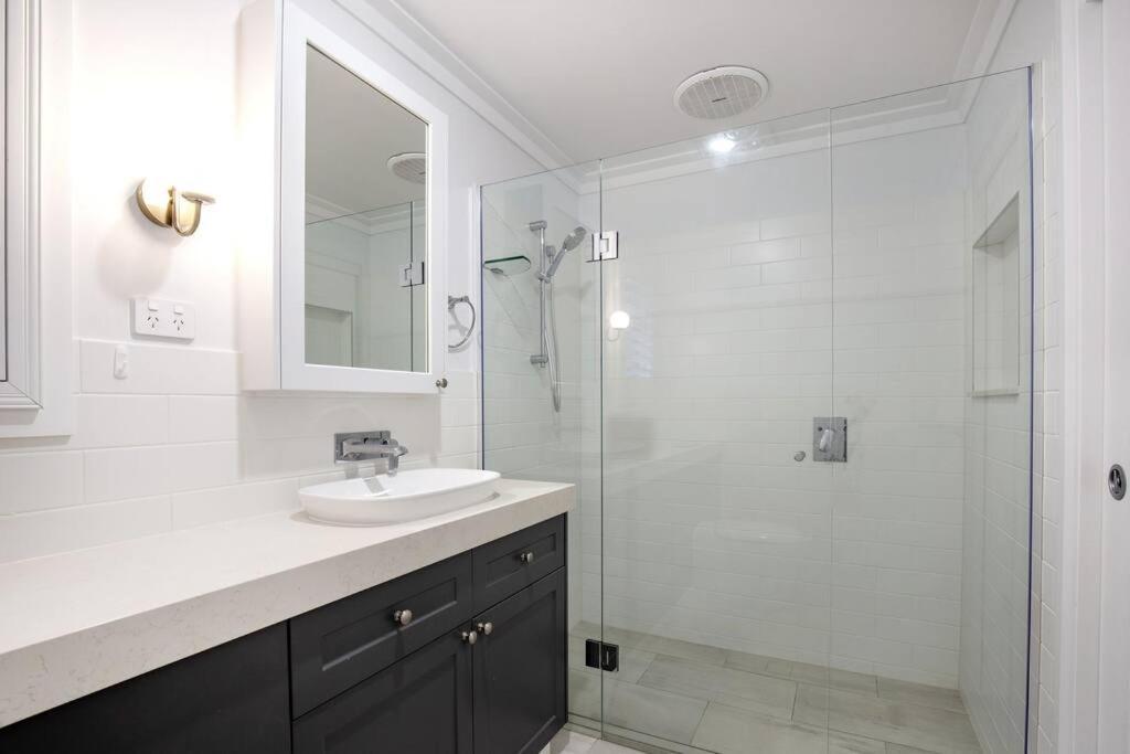 Stunning 4br House With Pool & Waterfront View