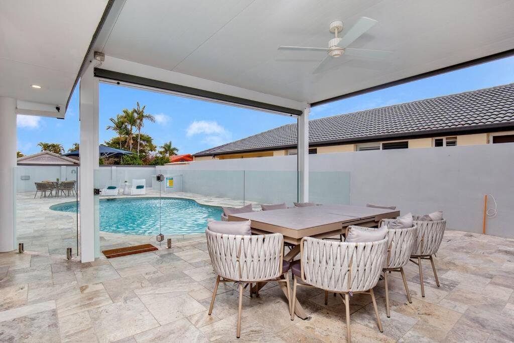 Stunning 4br House With Pool & Waterfront View * Gold Coast