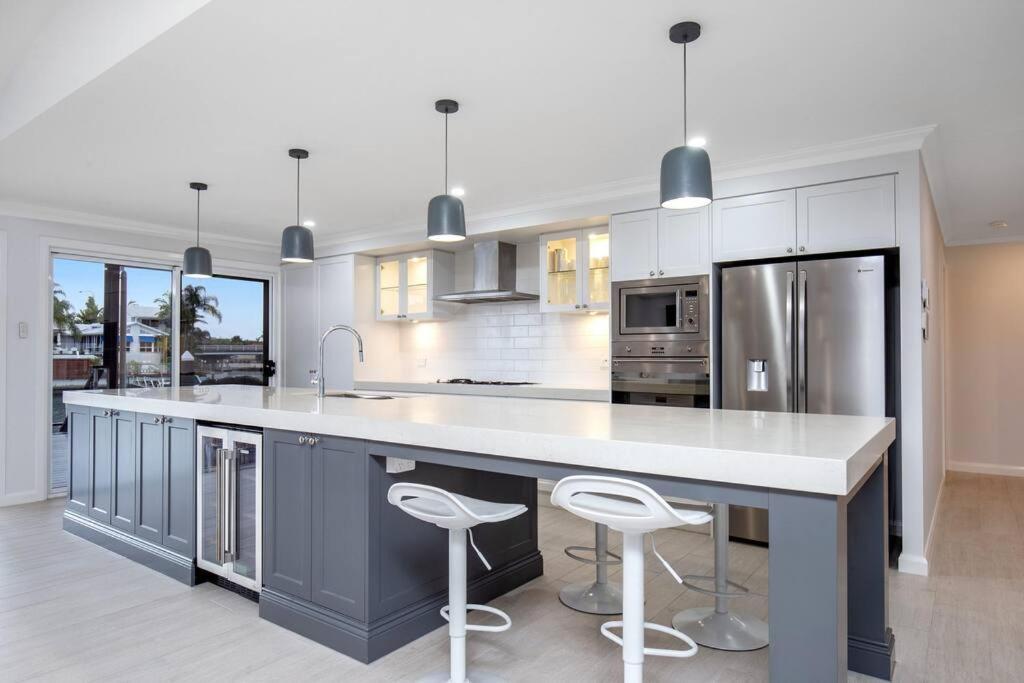Stunning 4br House With Pool & Waterfront View Holiday home *