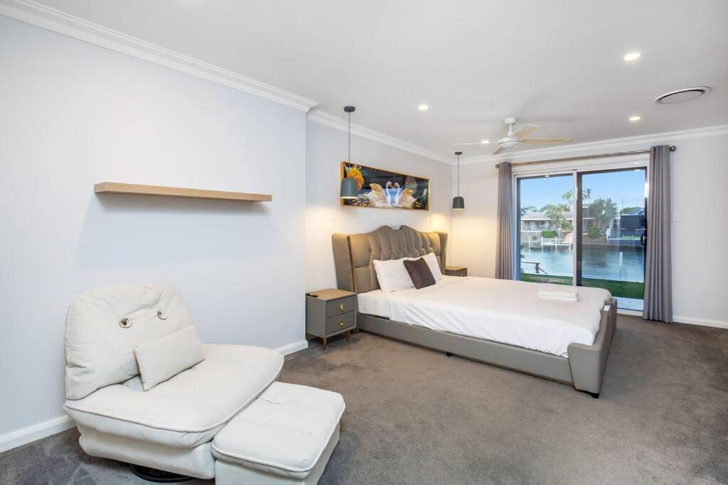 Stunning 4br House With Pool & Waterfront View * Gold Coast