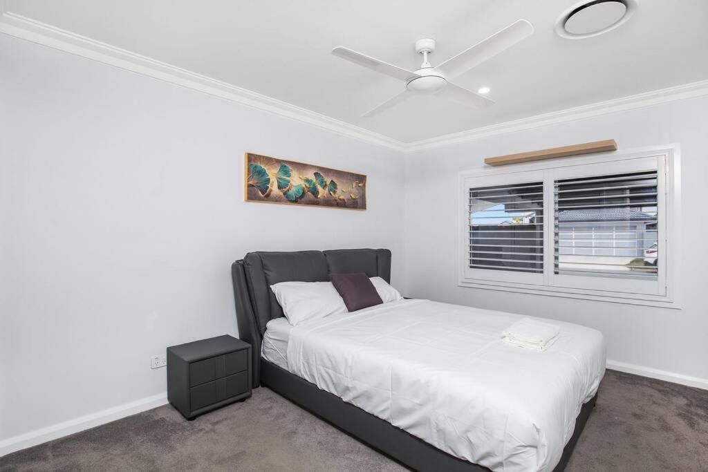 Stunning 4br House With Pool & Waterfront View Holiday home Gold Coast