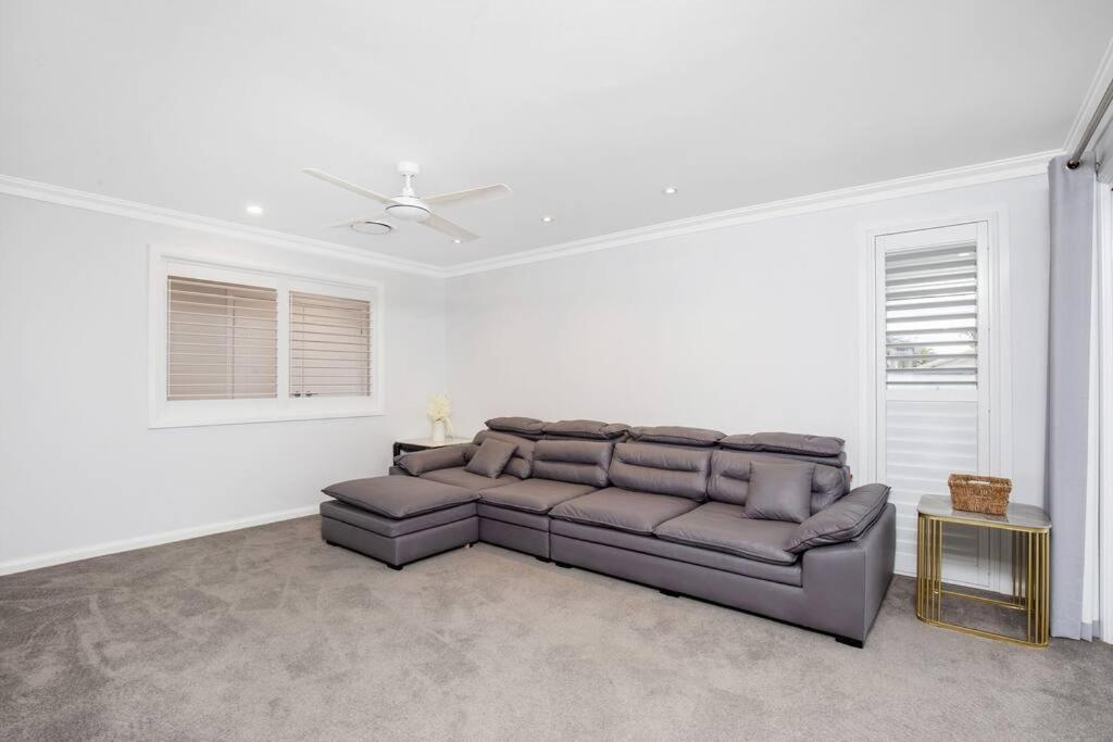 Stunning 4br House With Pool & Waterfront View Gold Coast