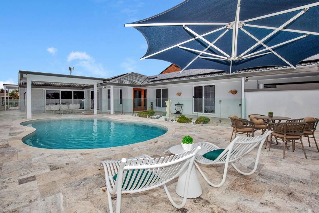 Stunning 4br House With Pool & Waterfront View Holiday home