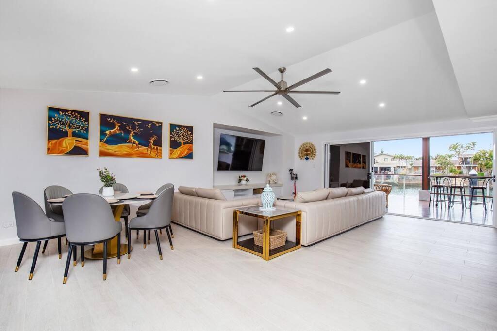 Holiday home Stunning 4br House With Pool & Waterfront View Gold Coast