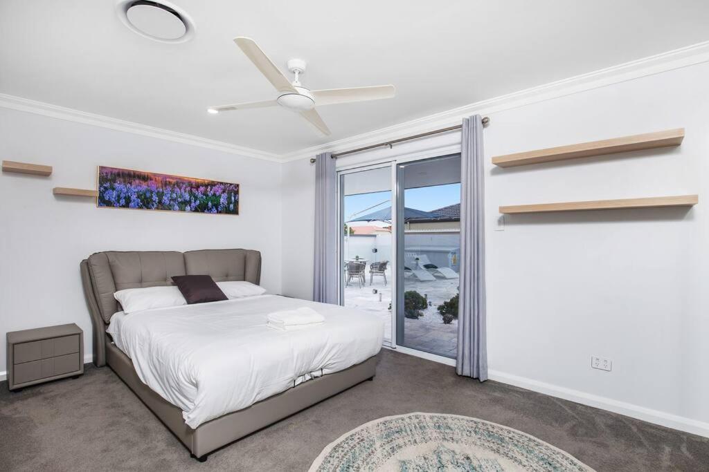 Stunning 4br House With Pool & Waterfront View Holiday home Gold Coast