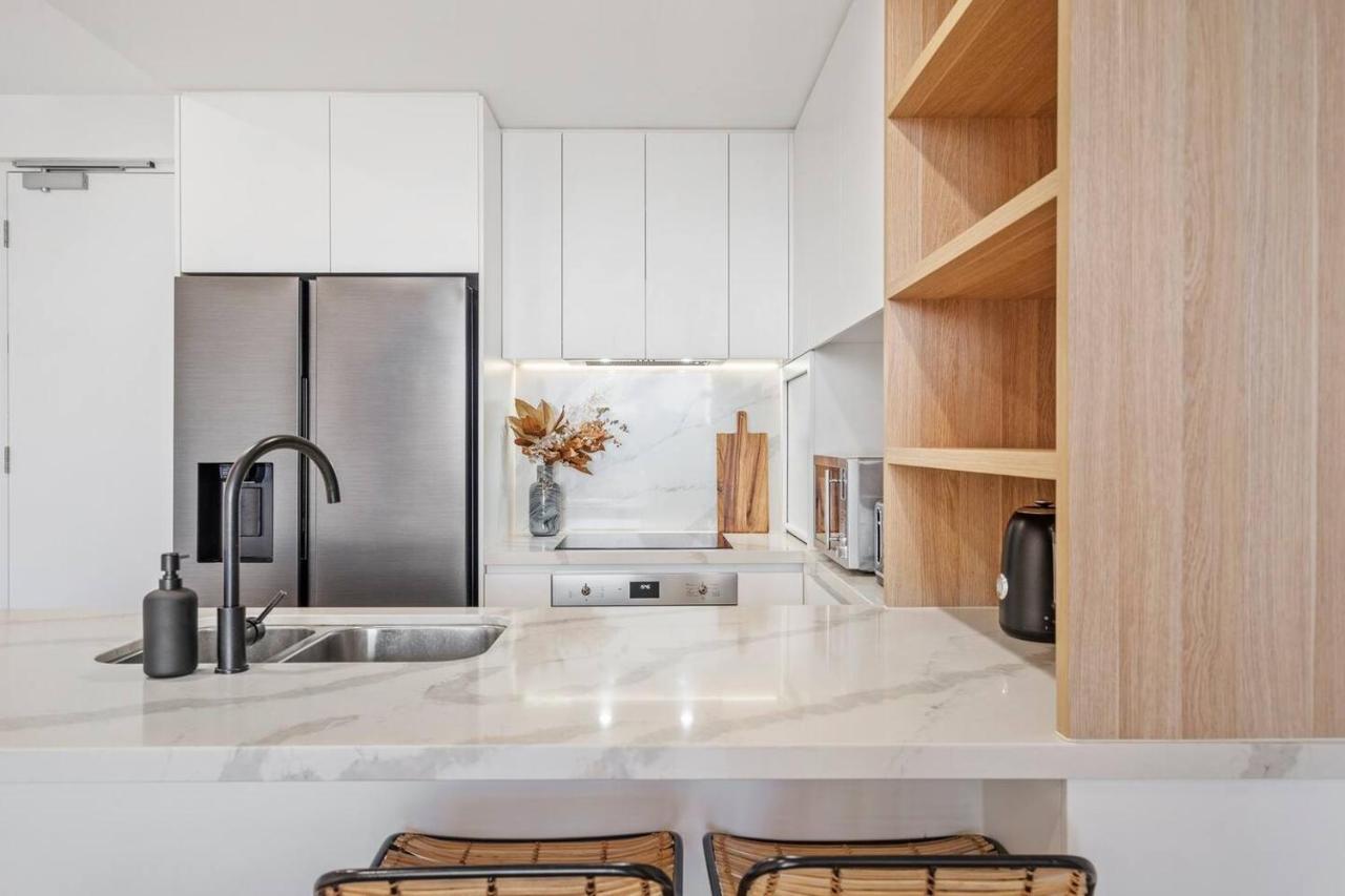 'tropical Tides' Resort-style Chic At Palm Apartment Gold Coast