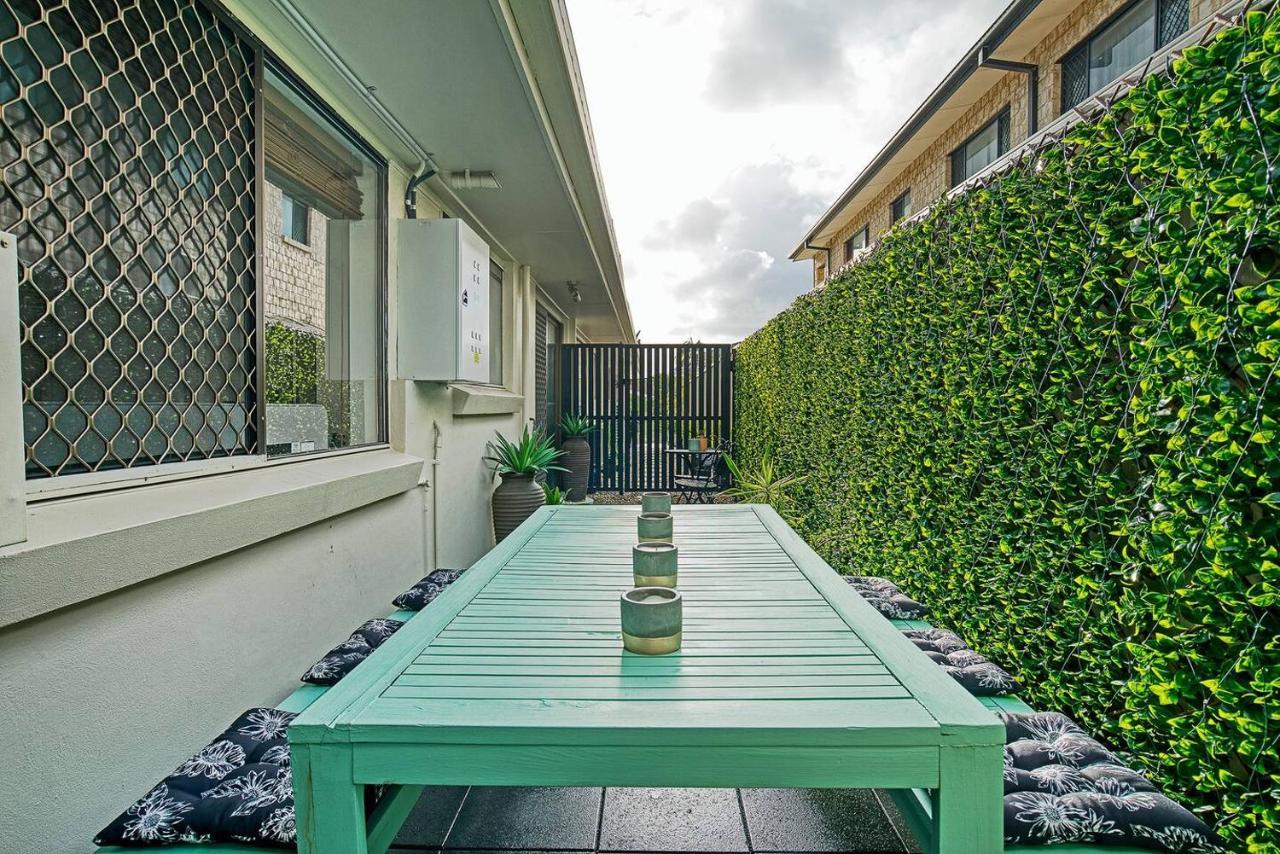 Apartment 'buzzing Surfers' Vibrant Indoor-outdoor Lifestyle *