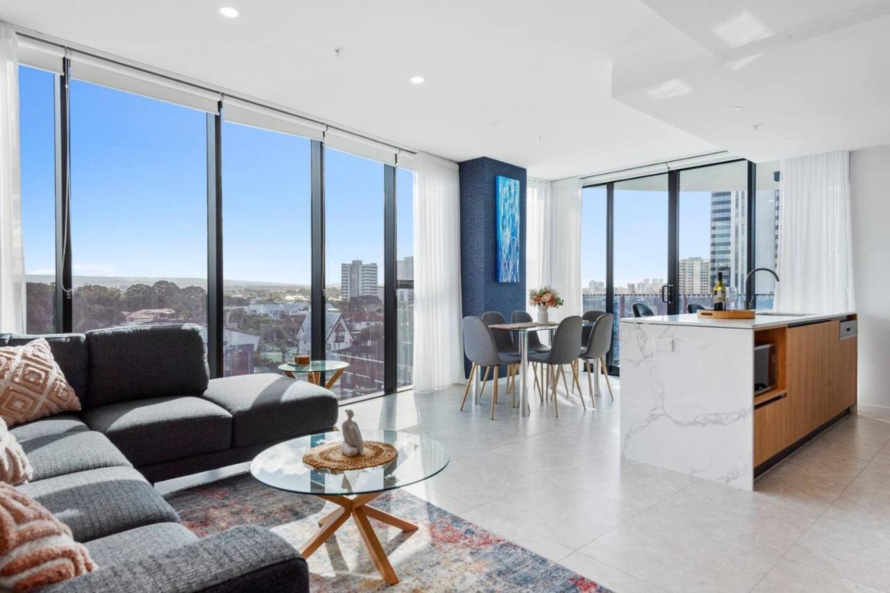 Glistening Horizons - Luxe Coastal Living Gold Coast