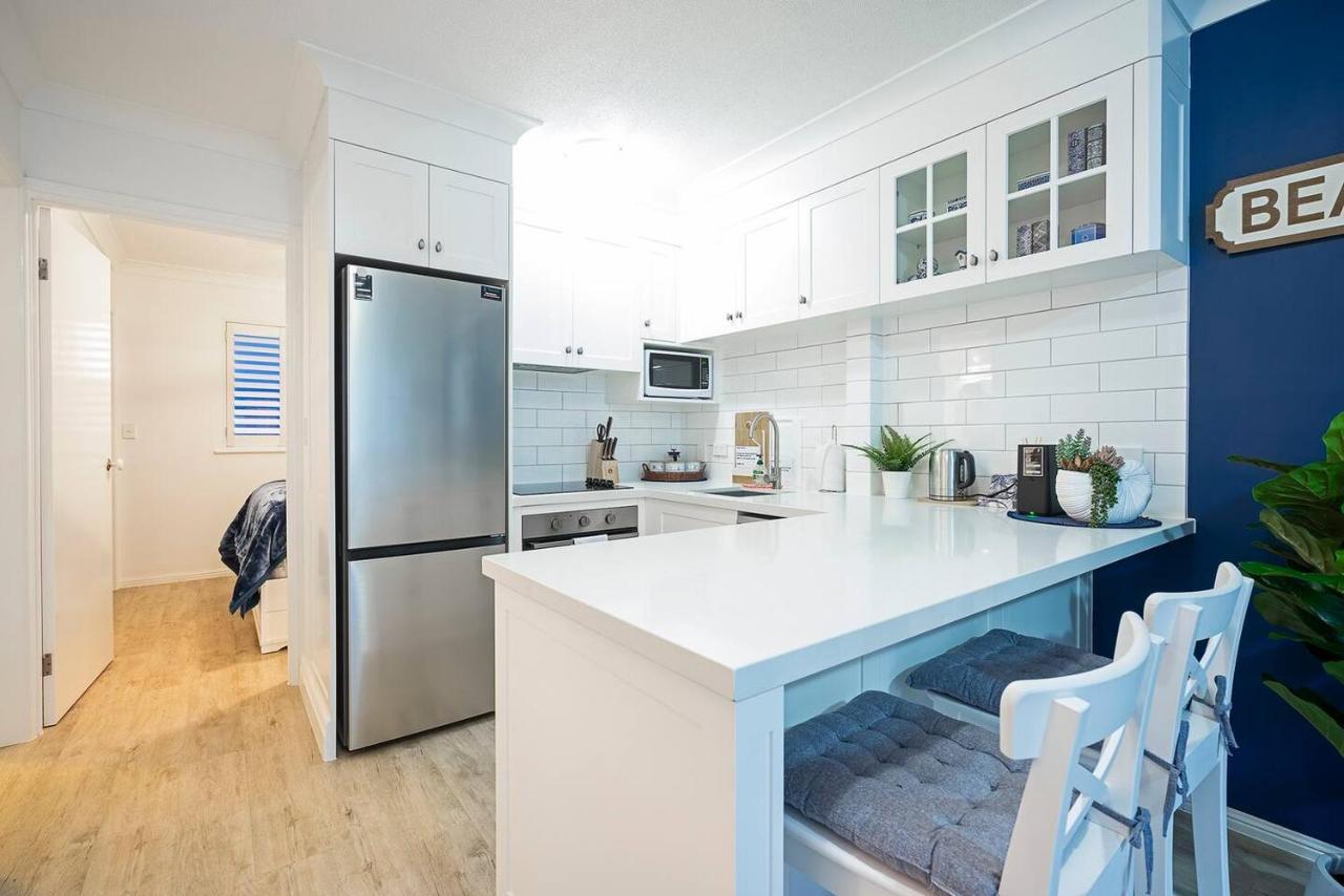 Hola Kirra - Ocean Blue Beachfront Oasis With Balcony