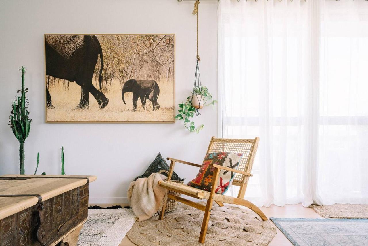 Breezy Bohemian Abode - Minutes From Burleigh Beach Apartment *