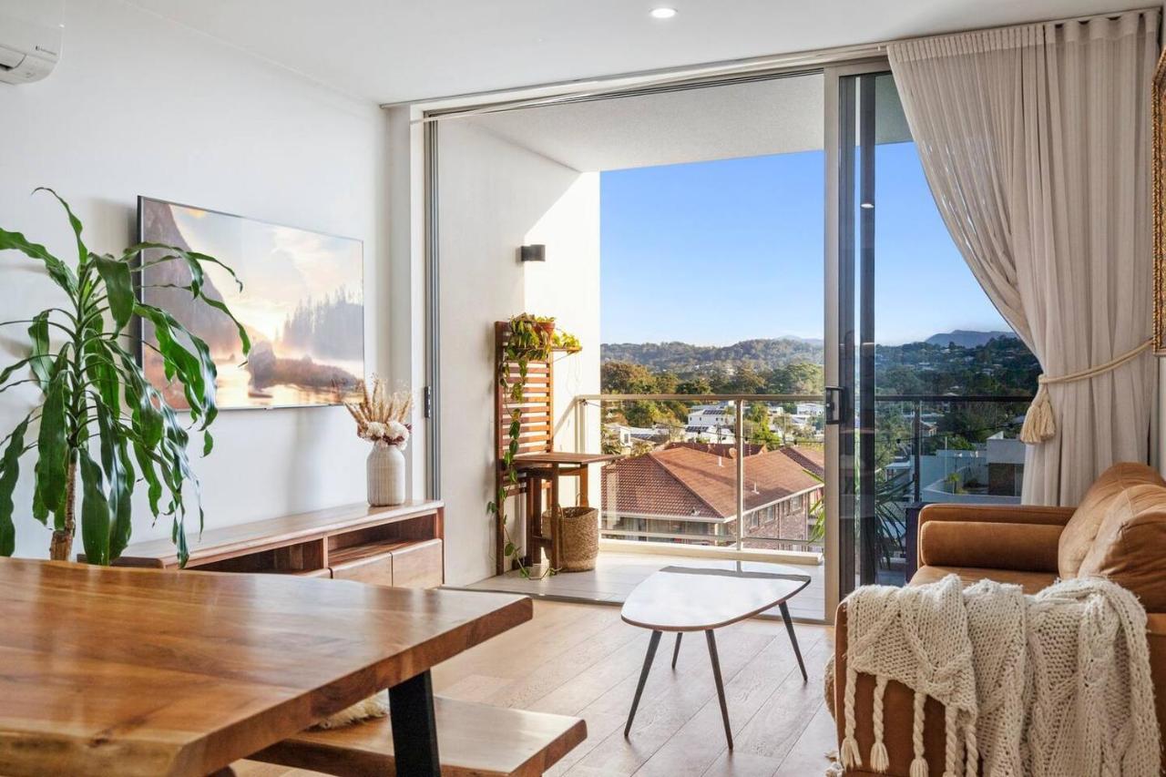 'tropical Tides' Resort-style Chic At Palm Apartment *