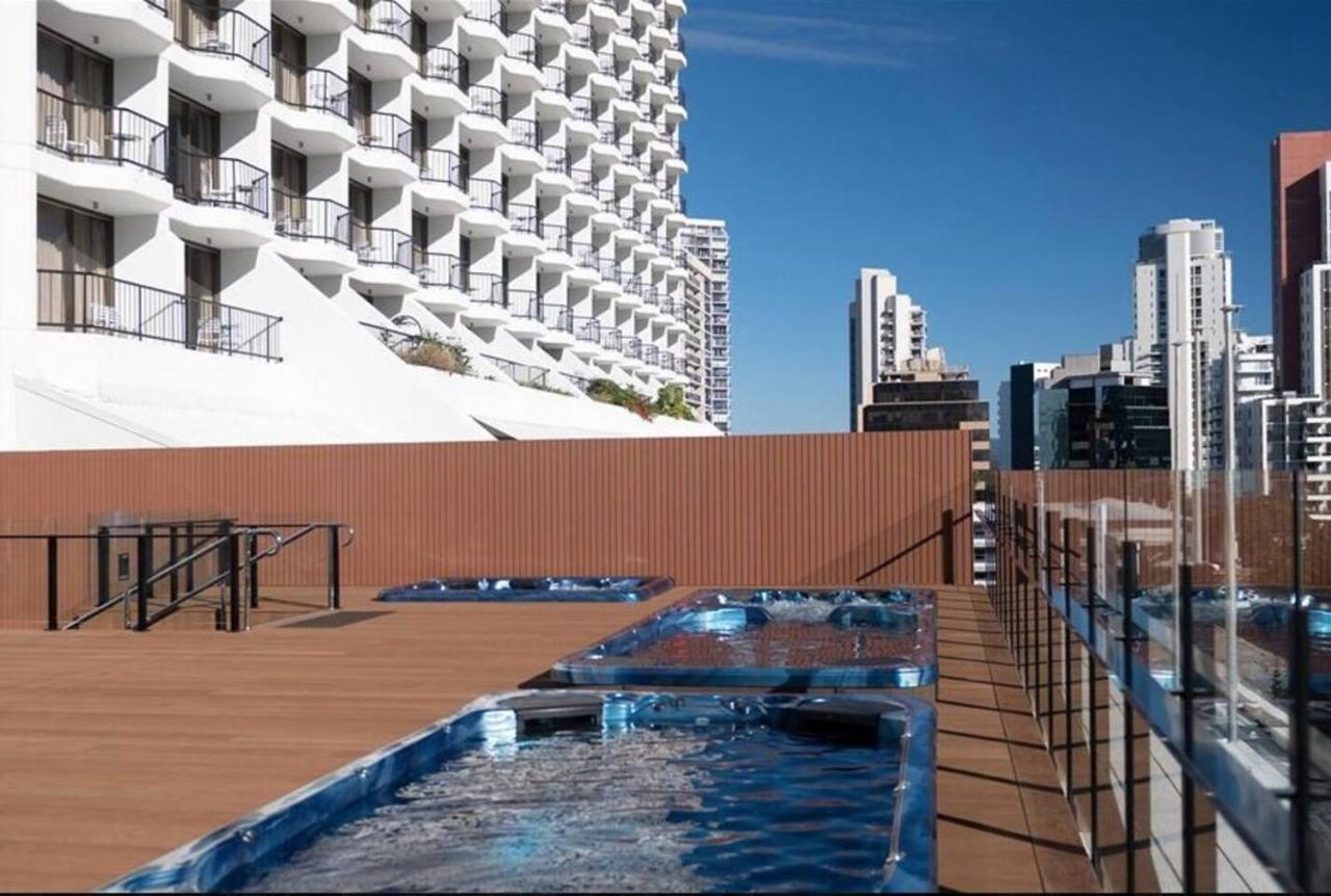 Sea Views At Surfers With And Balcony Apartment *