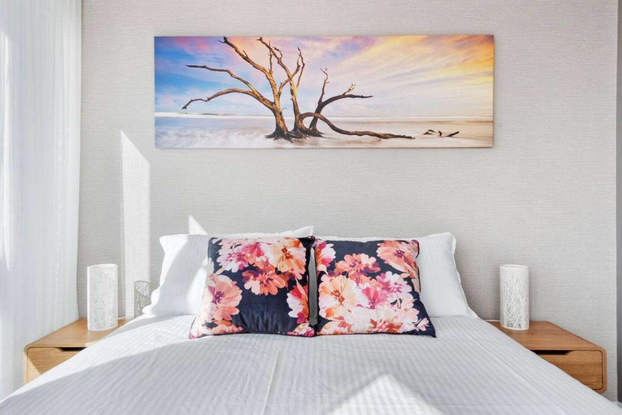 Apartment Glistening Horizons - Luxe Coastal Living *