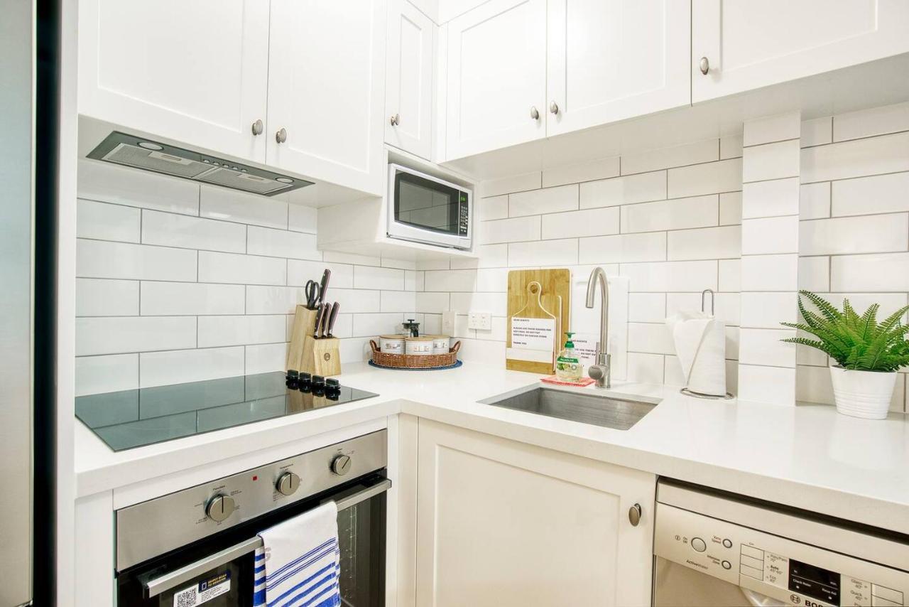 Hola Kirra - Ocean Blue Beachfront Oasis With Balcony * Gold Coast
