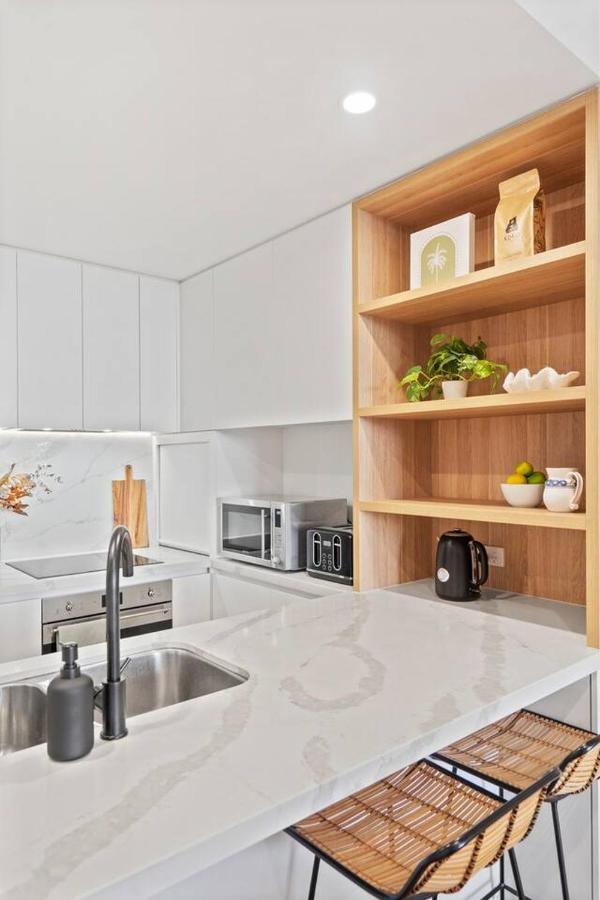 'tropical Tides' Resort-style Chic At Palm Apartment
