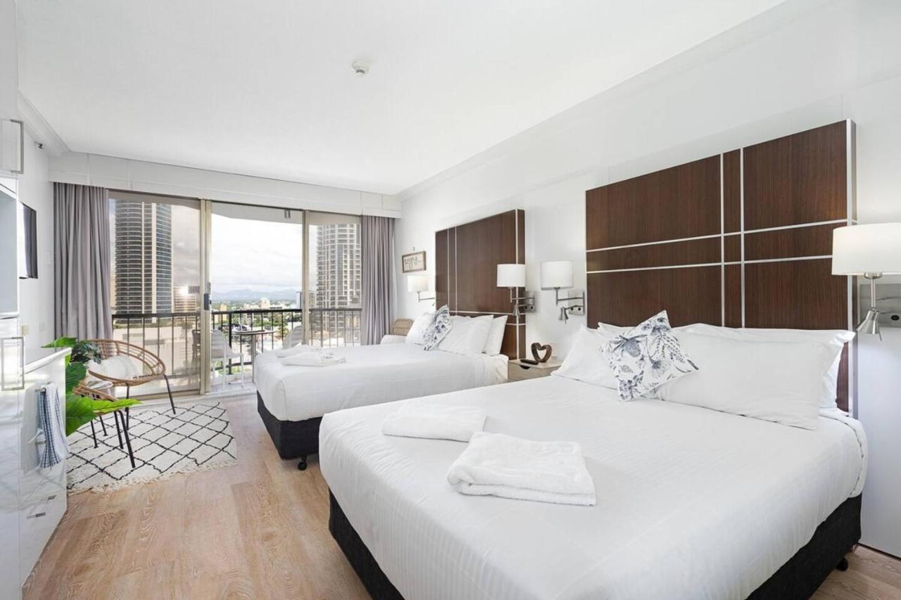 Apartment Sea Views At Surfers With And Balcony *