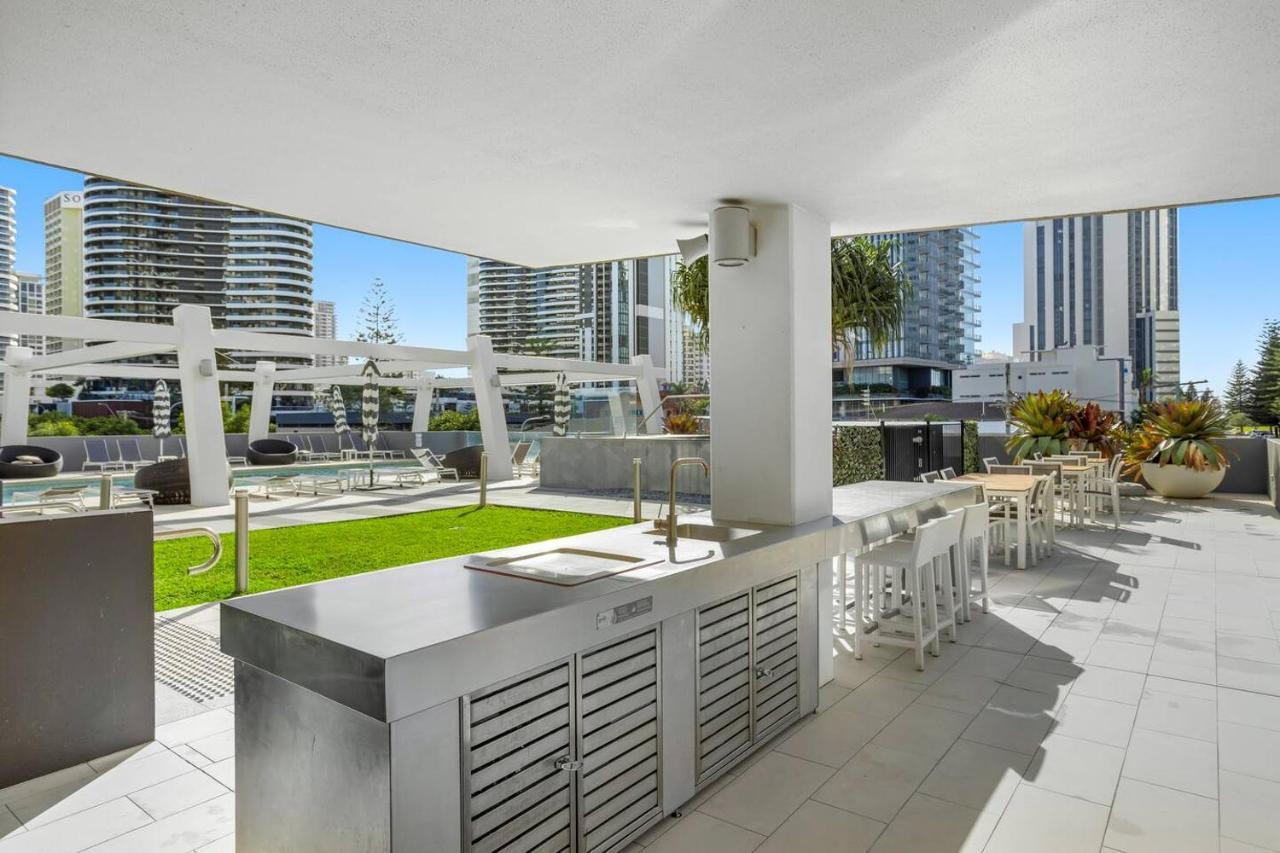 'Beachside Glow' Gleaming Getaway On The Gold Coast *