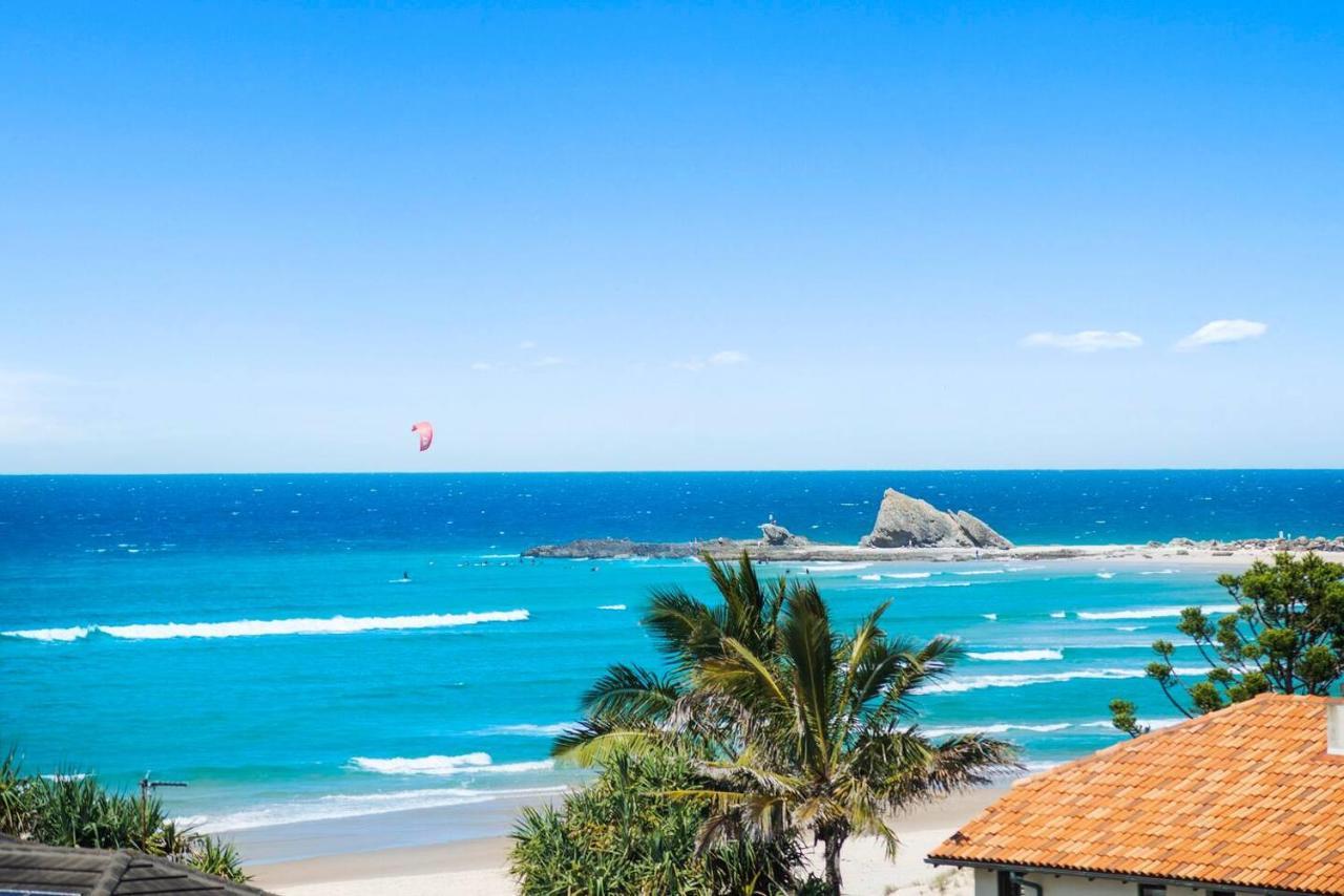 'tropical Tides' Resort-style Chic At Palm *