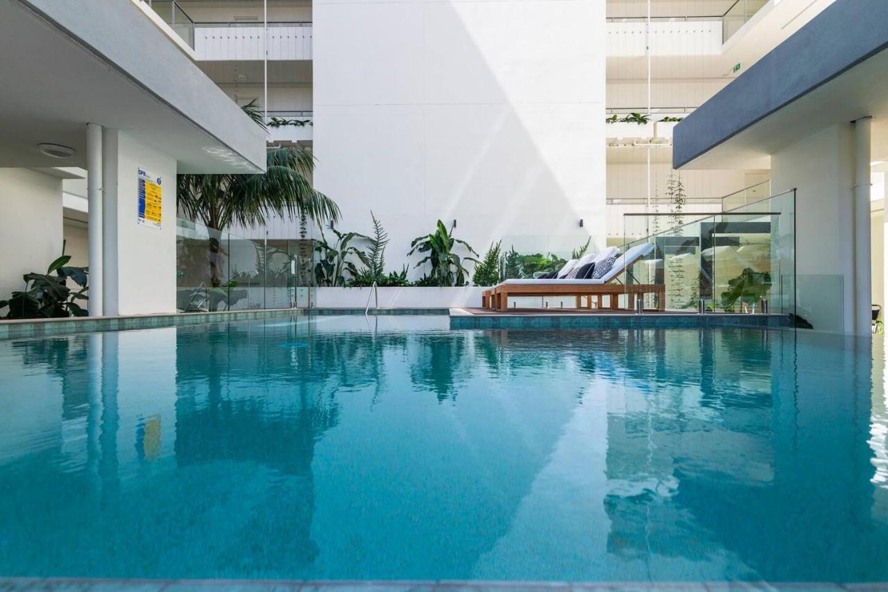 'tropical Tides' Resort-style Chic At Palm