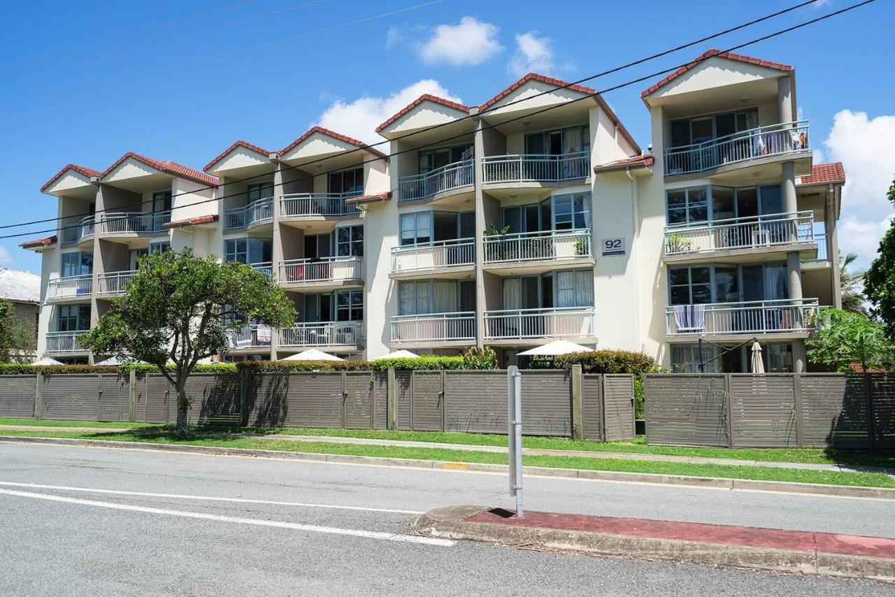 Hola Kirra - Ocean Blue Beachfront Oasis With Balcony *