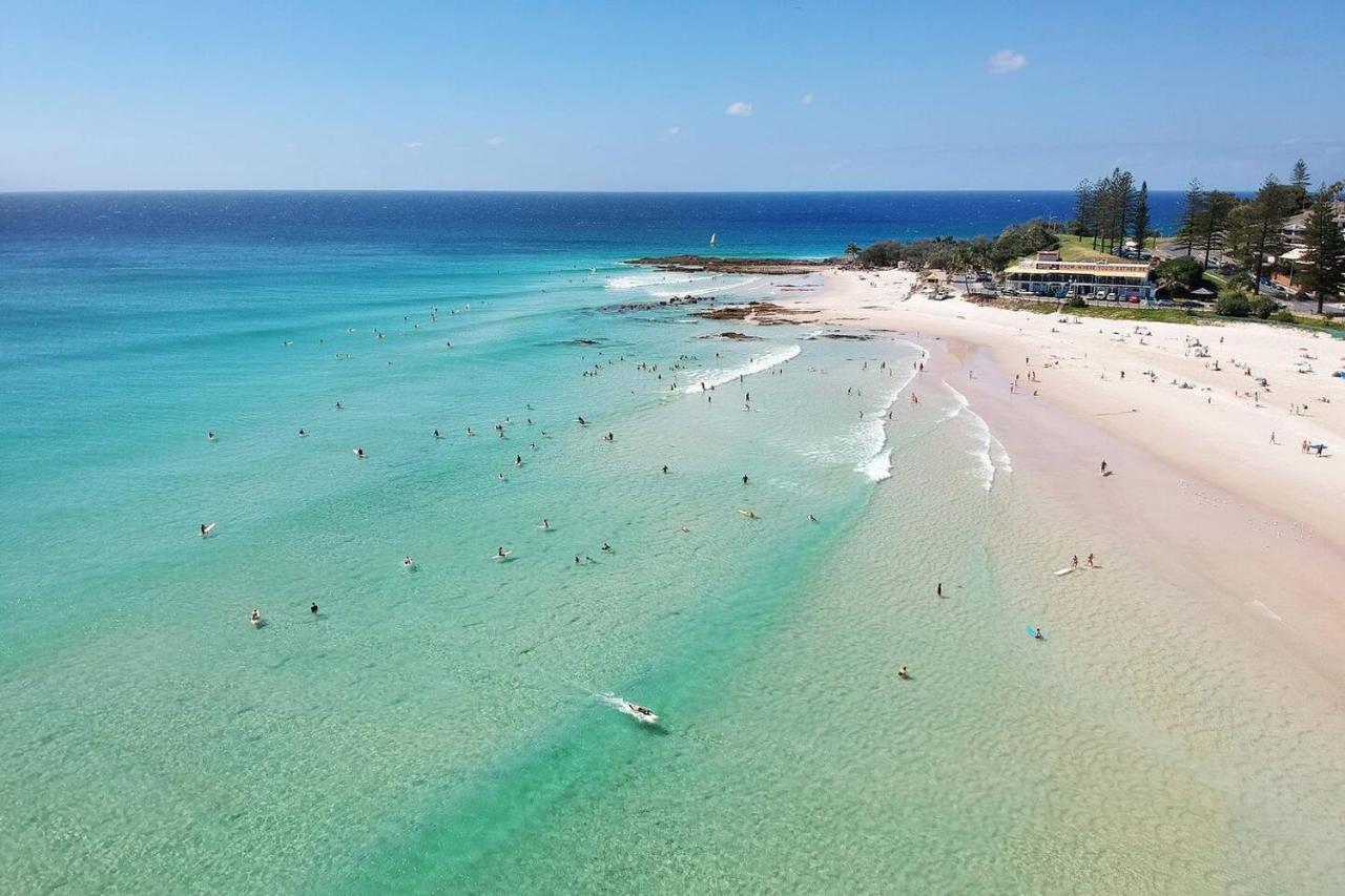 Apartamento Hola Kirra - Ocean Blue Beachfront Oasis With Balcony