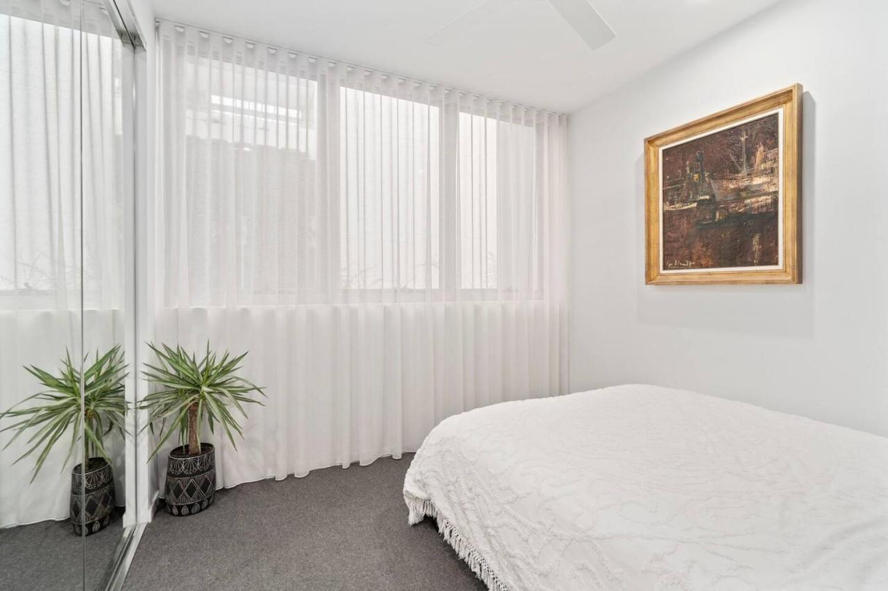 'tropical Tides' Resort-style Chic At Palm Apartment Gold Coast