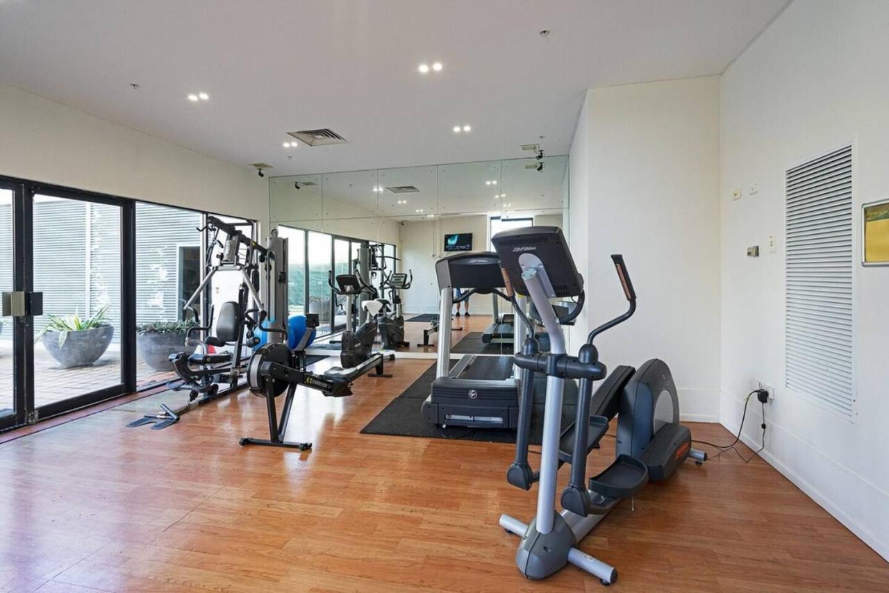 Apartment Sea Views At Surfers With And Balcony *