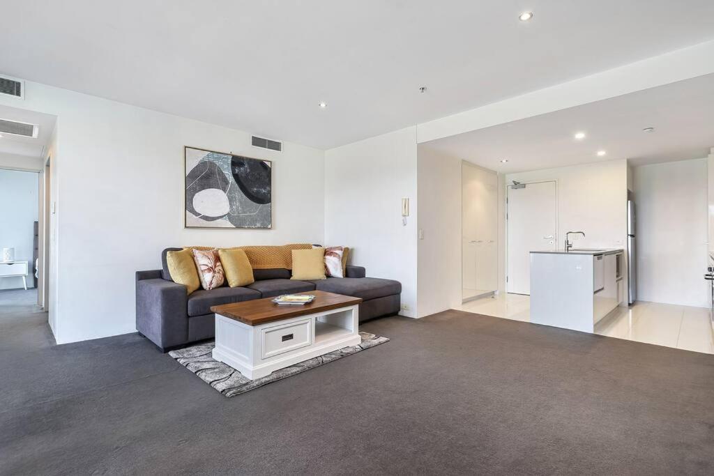 Apartment Circle On Cavill Riverview Apartment 450 Metre To The Beach
